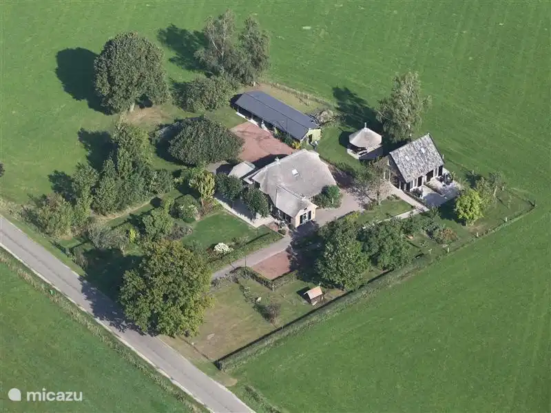Luchtfoto van sep 2013. De vakantieappartementen zijn in het huisje aan de rechterkant.