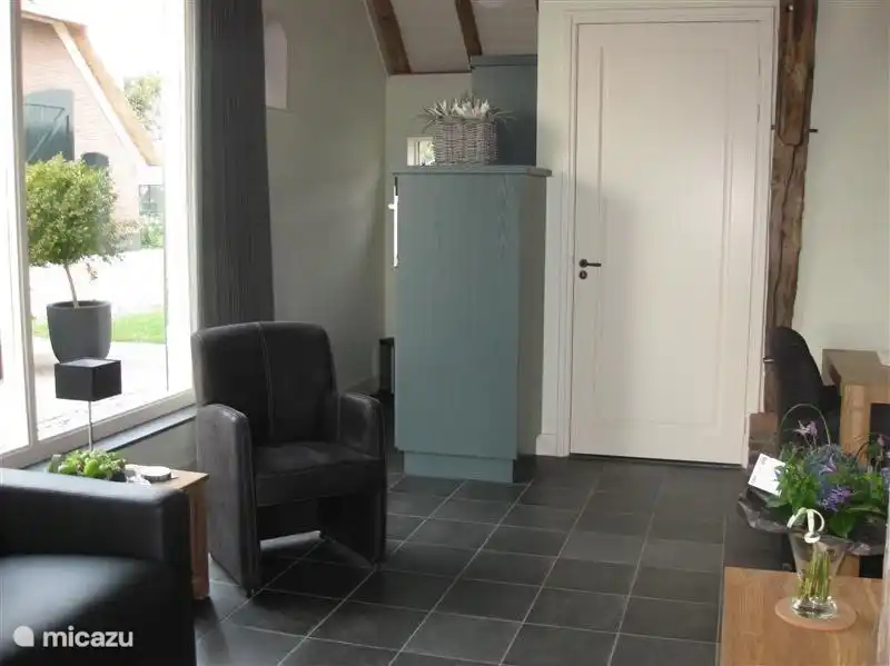 Woonkamer en open keuken van appartement Zuid.