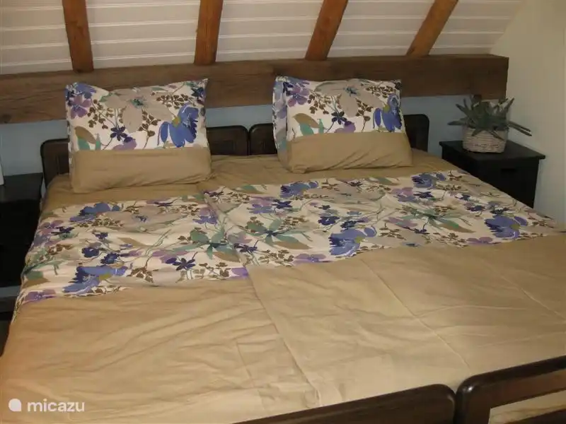 Slaapkamer Zuid. Met lits-jumeaux bed inclusief bedlinnen. Let op de authentieke details in het dak/plafond.