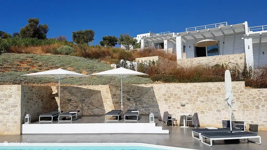 De studio is gebouwd op een helling, voor optimale privacy en onbeperkt uitzicht