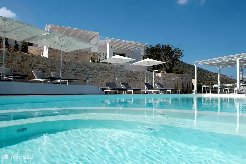 Zwembad en zonneterras, voor heerlijk ontspannen uurtjes