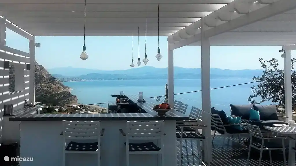 Uitzicht op de Lybische zee vanuit de lounche-bar