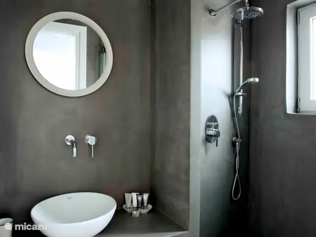 Galini Breeze Studio | Grèce, Crète, Agia Galini - maison de vacances Sanitaires de luxe, douche à effet pluie avec pression d’eau garantie. Il y a aussi des toilettes séparées.