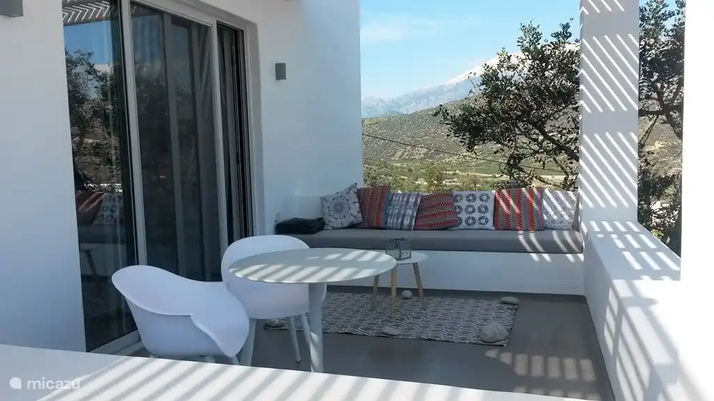 Privé terras met schuifdeuren naar je studio