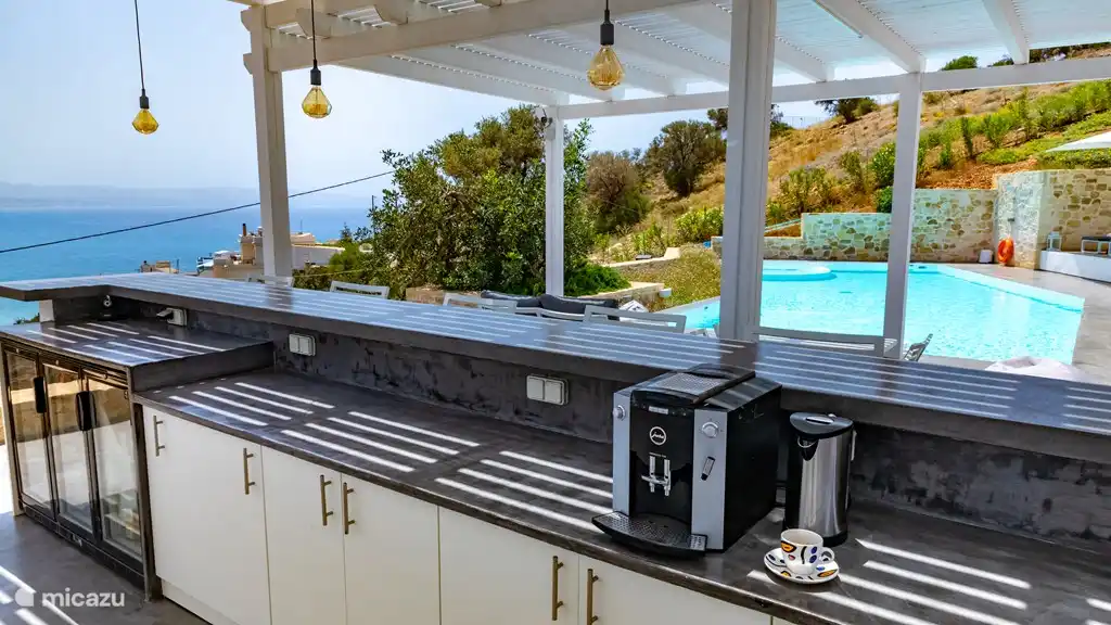 Poolbar met zicht op zee