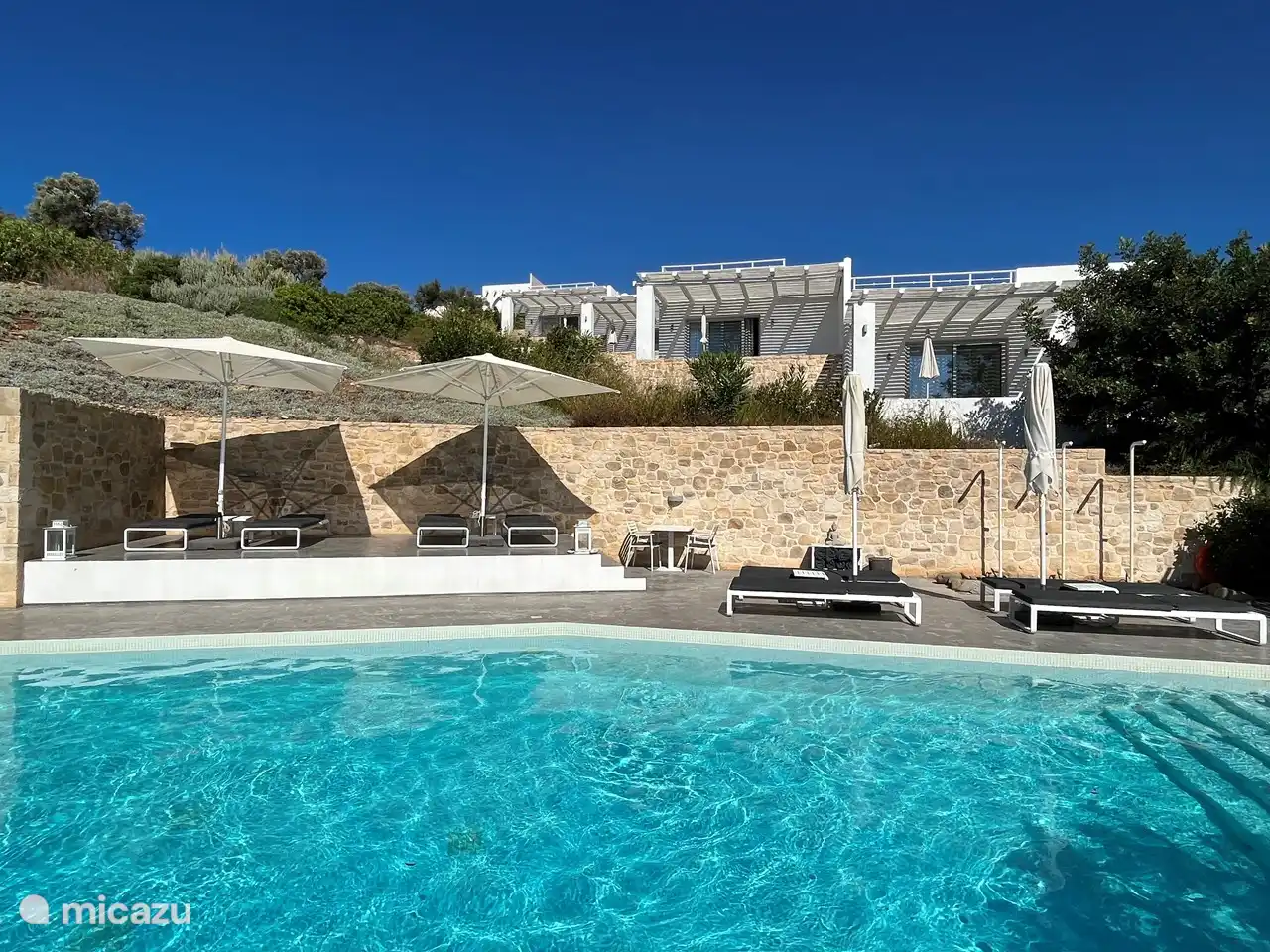 De studios op de heuvel: geschakeld voor privacy, en optimaal uitzicht.