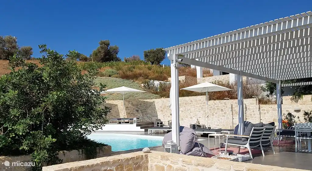 Zwembad, lounge-bar, zonneterras