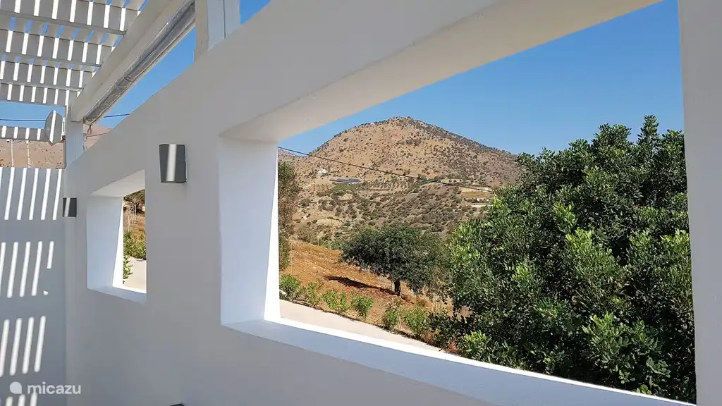 Uitzicht naar de berg, vanaf de zijkant van de pool-bar