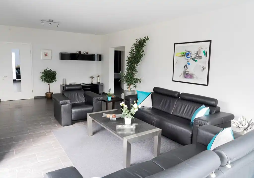 De woonkamer gezien vanaf de terraszijde