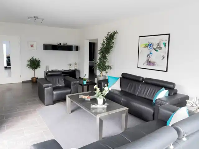 villa en Alemania, Hunsrück, Morbach – Villa Mosela El salón visto desde el lado de la terraza.