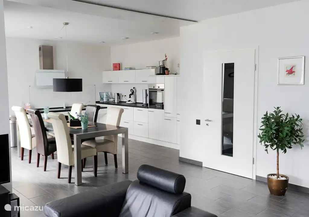 Open keuken met spoel - en kookgedeelte aangepast voor gehandicapten. 