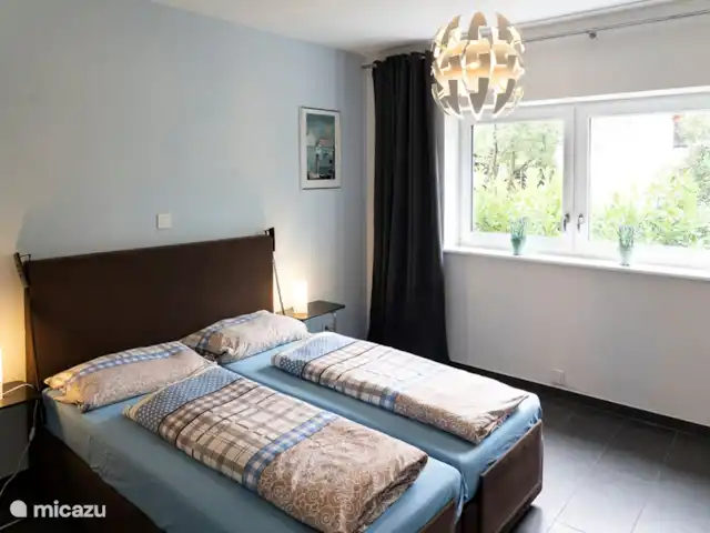 villa en Alemania, Hunsrück, Morbach – Villa Mosela Recamara principal . La cama y el baño están adaptados para minusválidos.