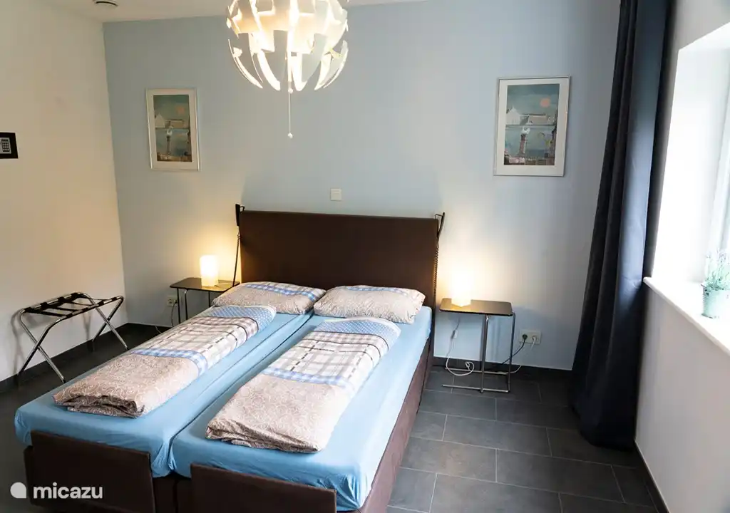 Hoofdslaapkamer. Bed kan verhoogd en verlaagd worden.