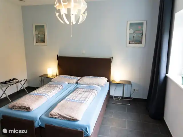 villa en Alemania, Hunsrück, Morbach – Villa Mosela Recamara principal. La cama se puede subir y bajar.