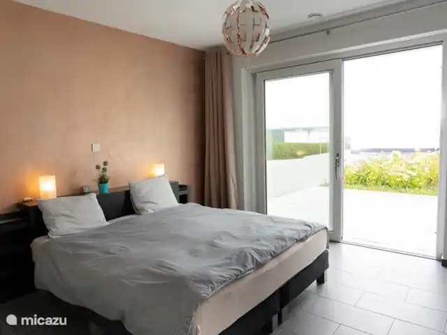 villa en Alemania, Hunsrück, Morbach – Villa Mosela Dormitorio de invitados 2 con puertas que dan a la terraza y al jardín