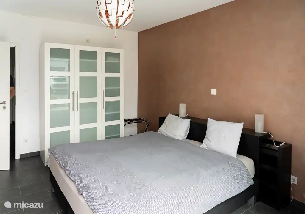 Gastenslaapkamer 2 gezien vanuit openstaande terras schuifdeur 