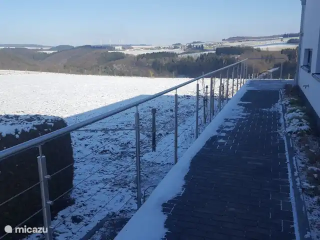 villa en Alemania, Hunsrück, Morbach – Villa Mosela Invierno. Foto tomada en la terraza de la sauna al aire libre.