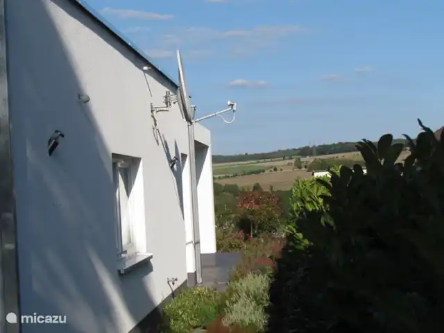 villa en Alemania, Hunsrück, Morbach – Villa Mosela El lado sur de la casa con dormitorio y vista desde la terraza al aire libre