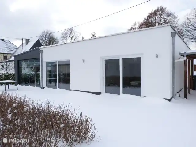 De voorzijde van de Villa met serre in de winter