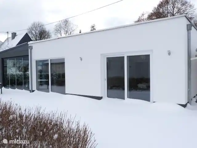 villa en Alemania, Hunsrück, Morbach – Villa Mosela El frente de la Villa con invernadero en invierno.