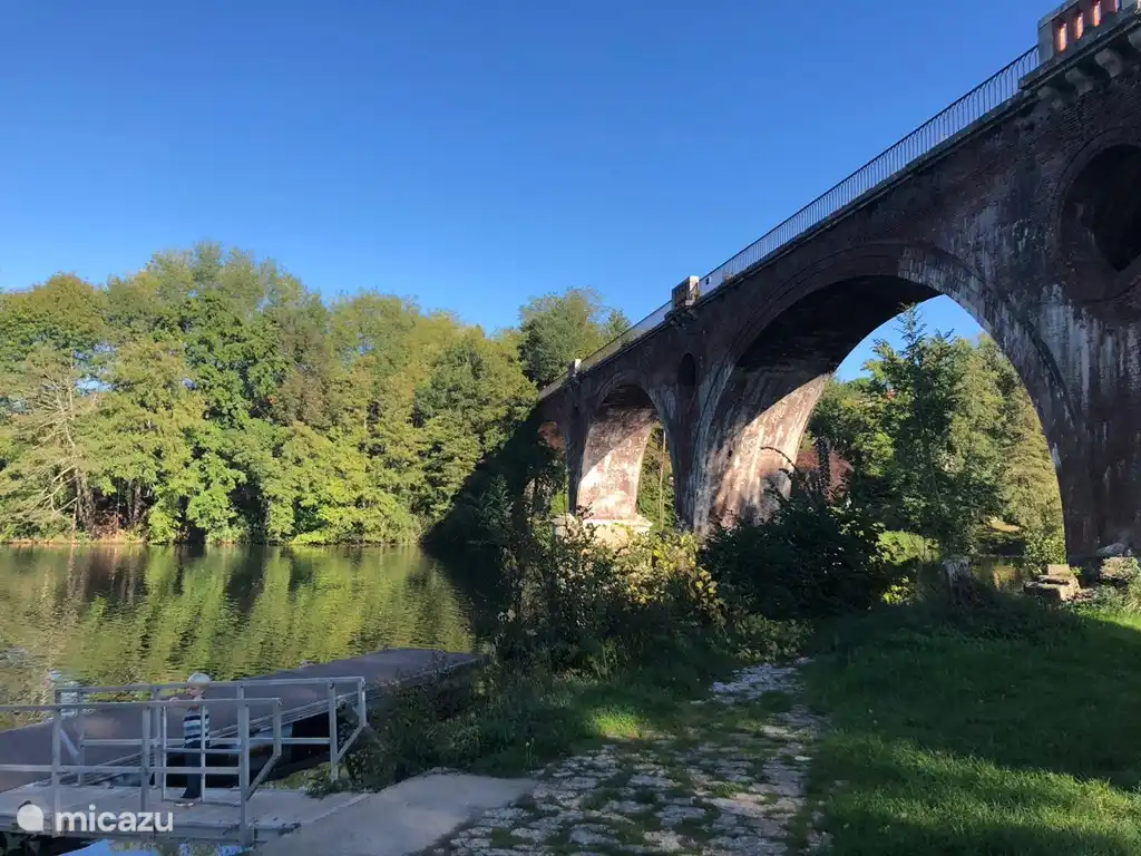 Belle vue de la plage. Les bateaux s'y amarrent. Vous pouvez également louer des canoës.