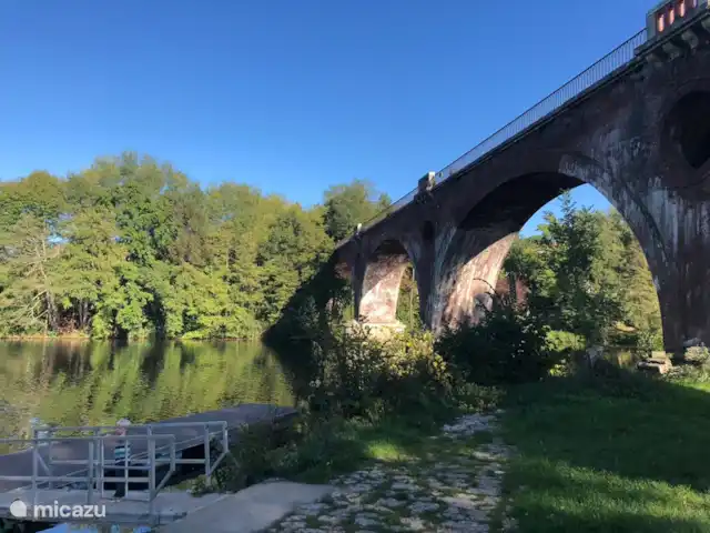 Location de Vacances France, Lot, Thédirac, maison de vacances - Maison de vacances Lot Dordogne Cahors Belle vue de la plage. Les bateaux s'y amarrent. Vous pouvez également louer des canoës.