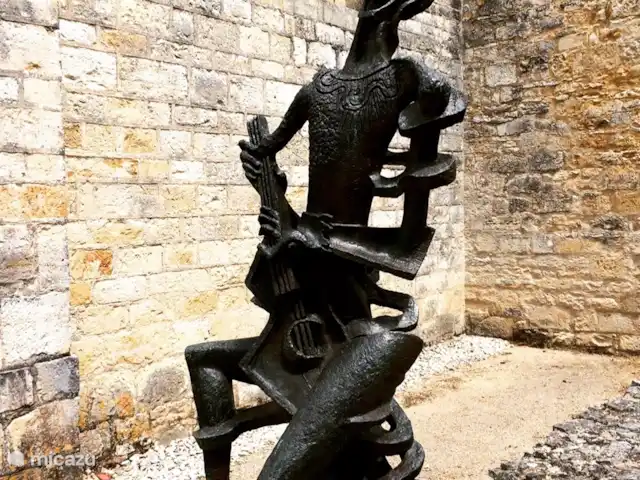 Location de Vacances France, Lot, Thédirac, maison de vacances - Maison de vacances Lot Dordogne Cahors une statue d'Ossip Zadkine, à admirer aux Arques