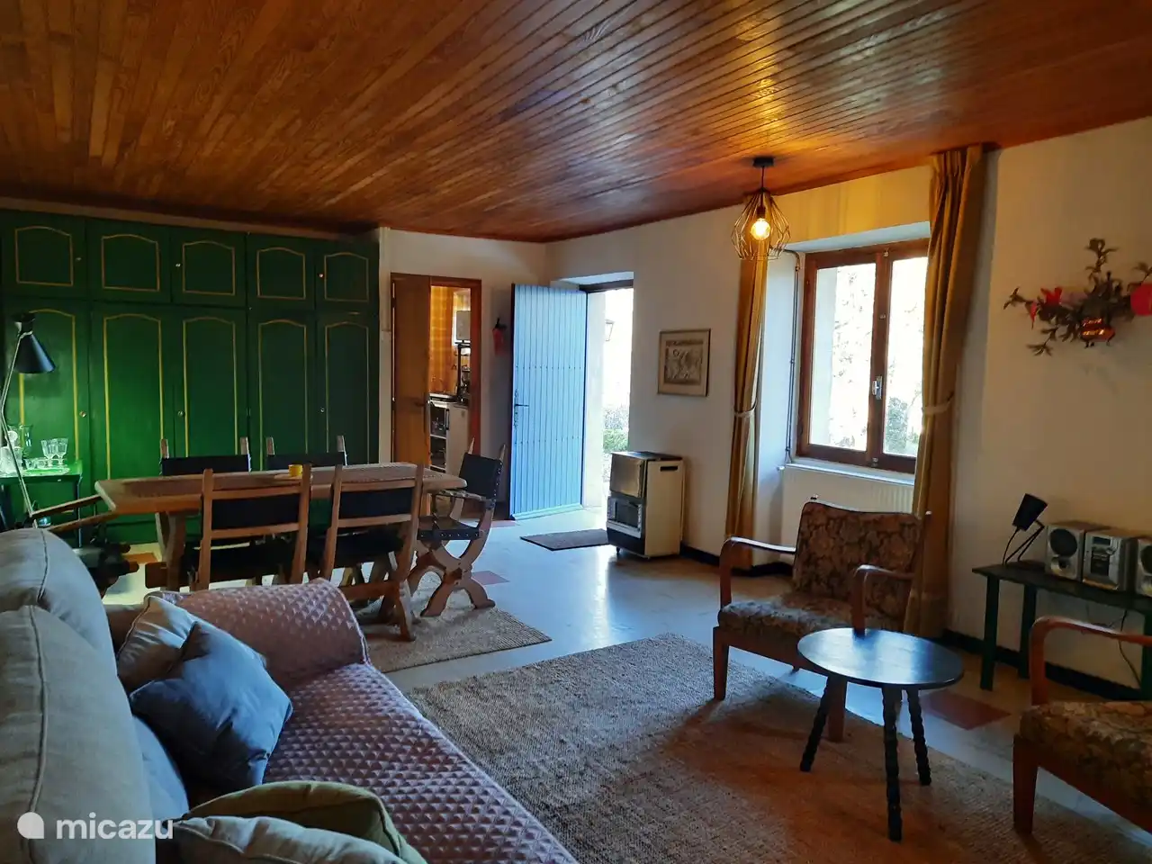 Beau salon avec coin repas.