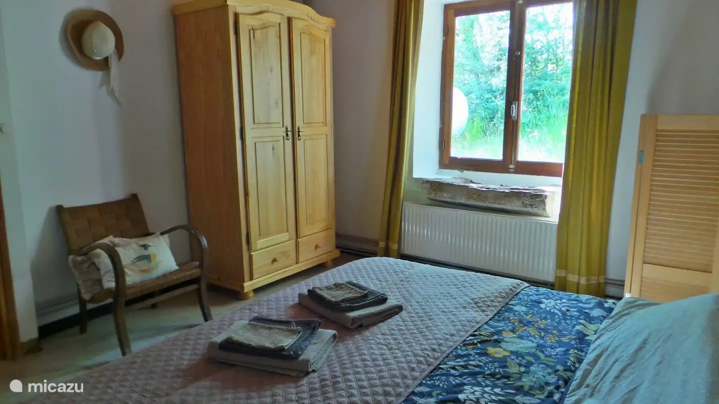 Chambre avec évier en pierre authentique dans le rebord de la fenêtre