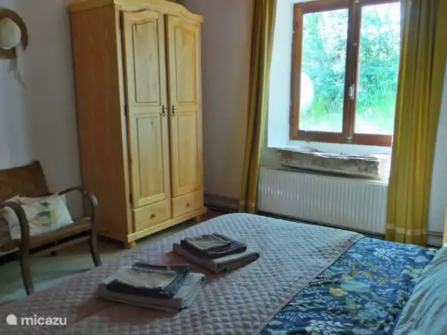 Location de Vacances France, Lot, Thédirac, maison de vacances - Maison de vacances Lot Dordogne Cahors Chambre avec évier en pierre authentique dans le rebord de la fenêtre
