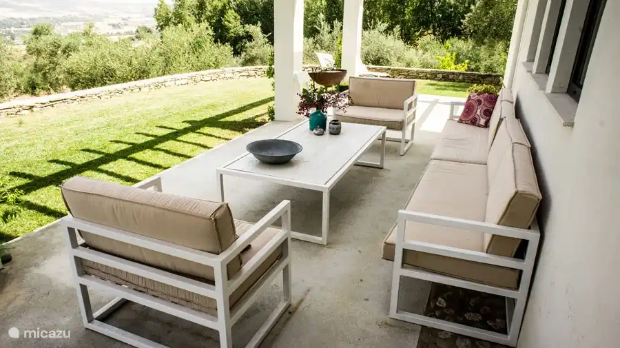 Lekkere ruime buiten lounge. Om goed te kunnen ontspannen.