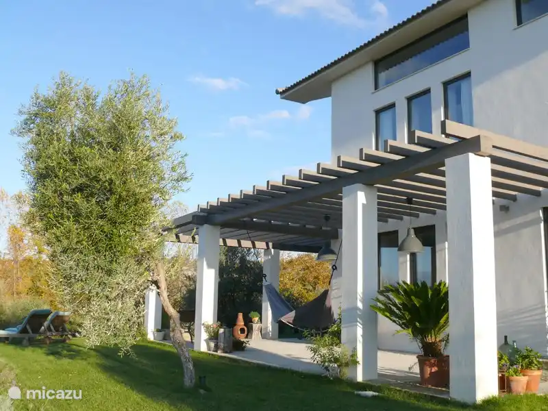 Veel gras om het huis heen.