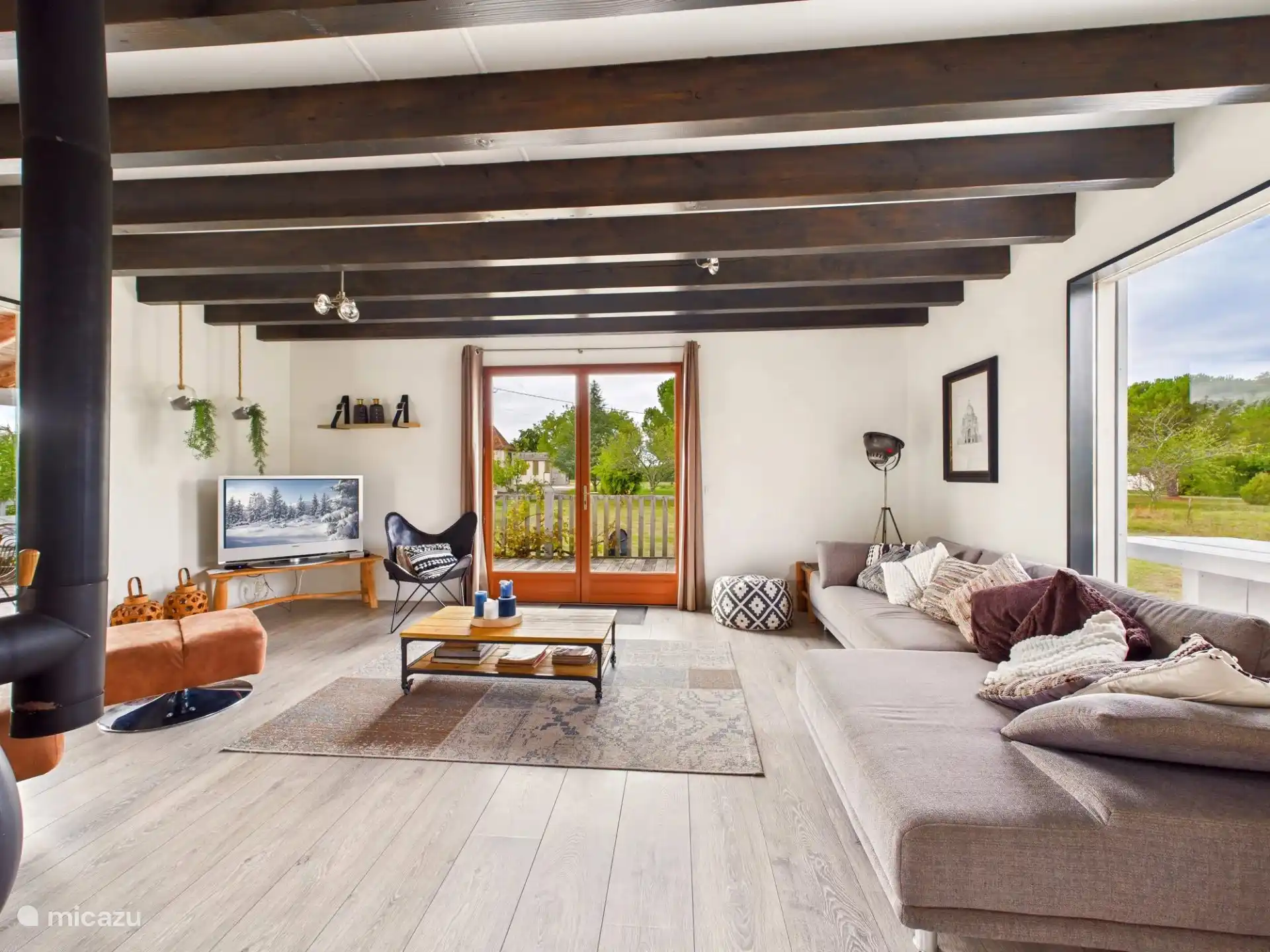 Le Voisin - living room