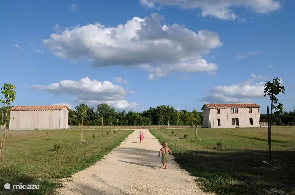 front Des Amis (left) and Le Voisin (right)
