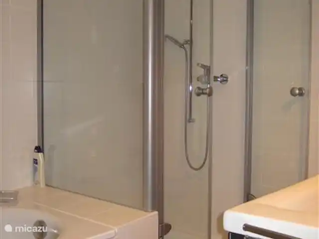 Chalet la Tirelire | Suisse, Valais, Haute-Nendaz - chalet Il y a 2 salles de bain avec baignoire et douche; 1 salle de bain avec douche.