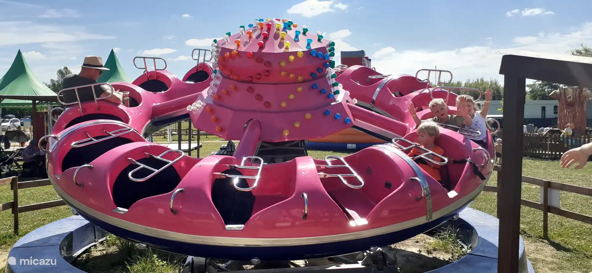 In der Nähe gibt es einen Vergnügungspark für kleine Kinder (St Amand) 