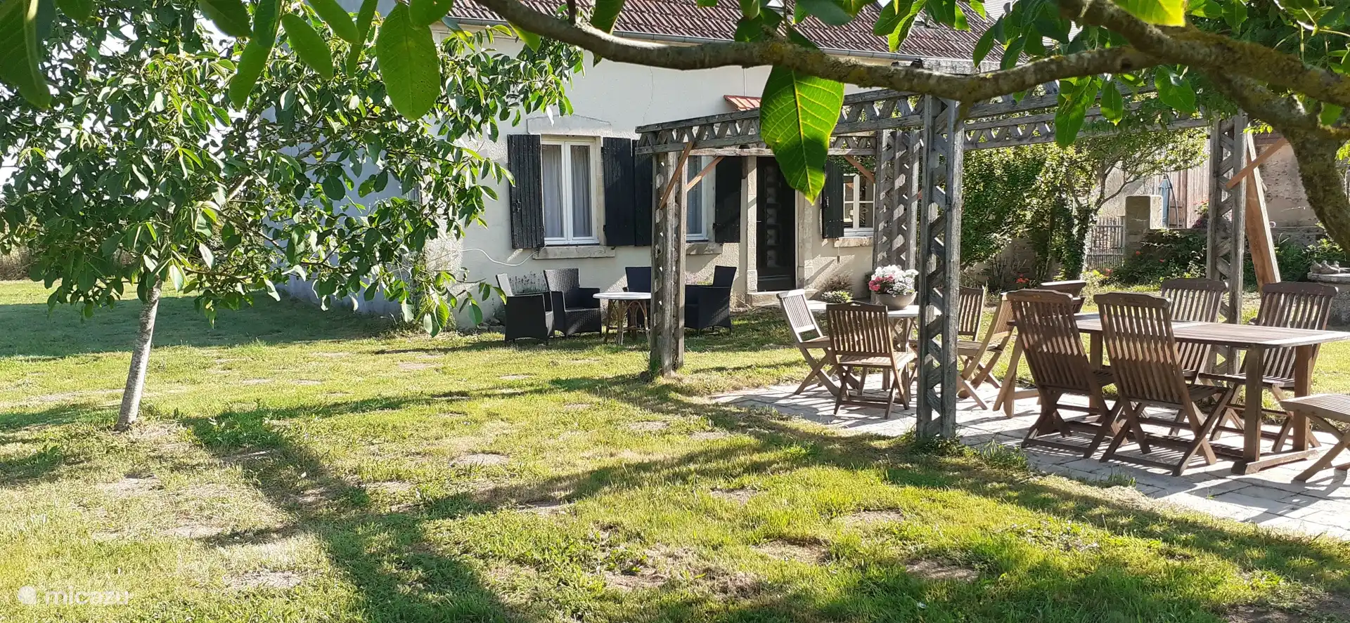 Ein wunderschöner Garten mit viel Privatsphäre und Blick auf die Wiesen.