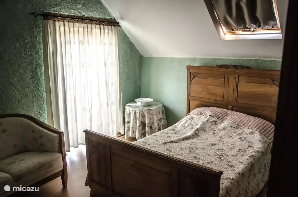 Schlafzimmer mit zweifelhaftem Bett