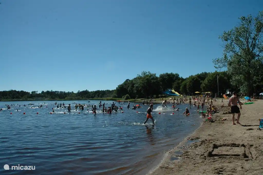 nahe gelegener See mit Sandstrand, Wasserrutsche und Spielplatz 10 Minuten entfernt.