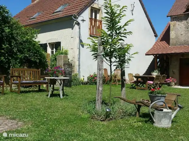 Maison des Cerises / Les Bergeries huren in Frankrijk, Allier, Saint-Bonnet-Tronçais - vakantiehuis De gezellige binnenplaats