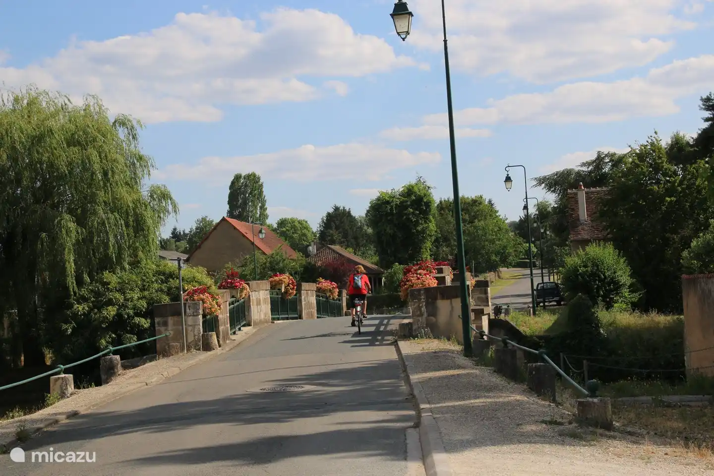 Gemütliche, malerische Dörfer, in denen Sie auf ruhigen Straßen mit Panoramablick sicher radeln können.