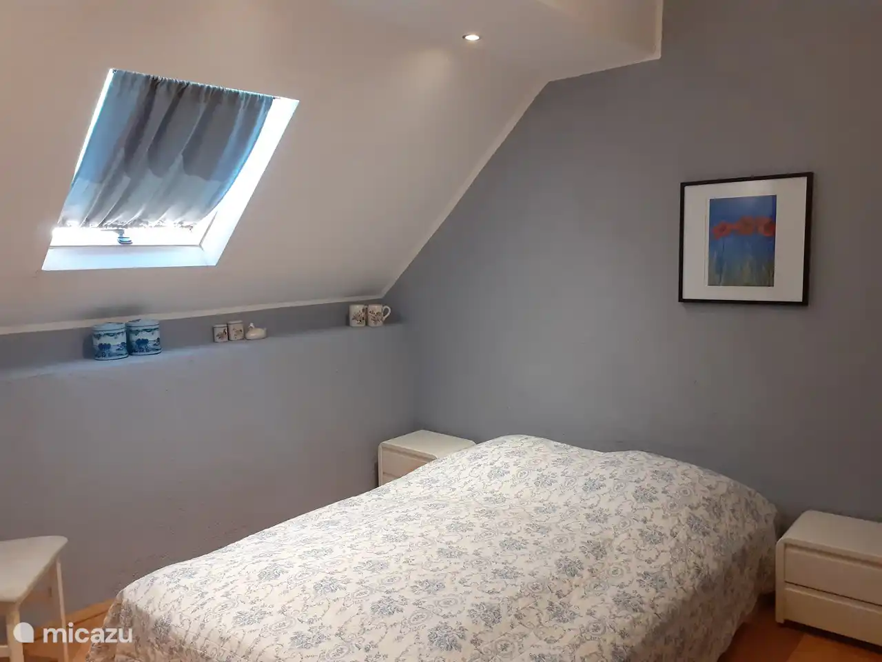 Schlafzimmer im Obergeschoss mit Doppelbett und Einbauschrank