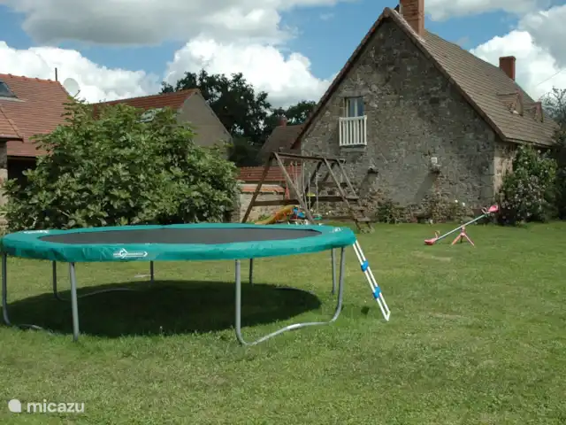 Maison des Cerises / Les Bergeries huren in Frankrijk, Allier, Saint-Bonnet-Tronçais - vakantiehuis De kinderen hebben veel speelmogelijkheden o.a. voetbalgoals, klimrek, trampolines, skelter, zandbak, speelhuisje, fietsjes enz.