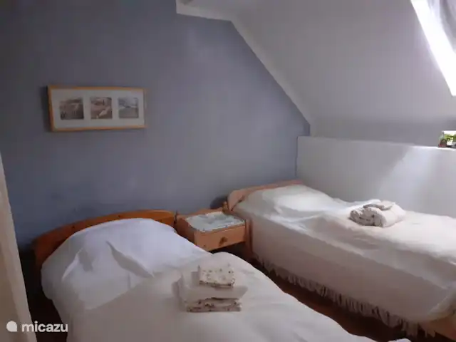 Maison des Cerises / Les Bergeries huren in Frankrijk, Allier, Saint-Bonnet-Tronçais - vakantiehuis slaapkamer met 2 eenpersoonsbedden en  inbouwkast