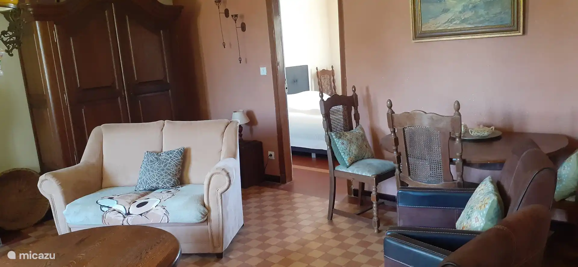 Wohnzimmer und ein Schlafzimmer im Erdgeschoss