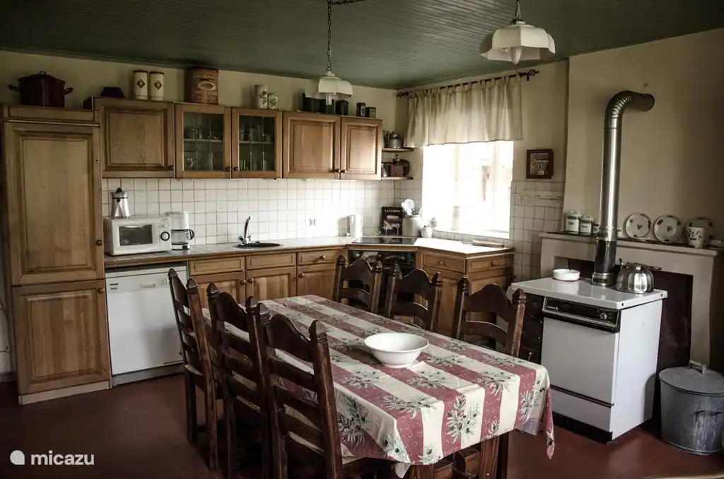 Die gemütliche Küche mit einem zusätzlichen Tisch, so dass Sie mit 12 Personen übernachten können.