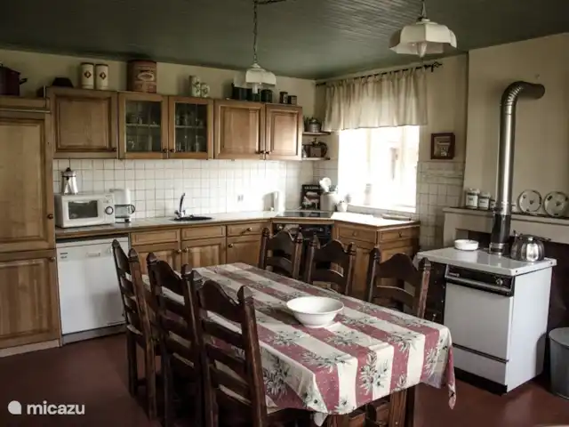 Maison des Cerises / Les Bergeries huren in Frankrijk, Allier, Saint-Bonnet-Tronçais - vakantiehuis De gezellige leefkeuken met nog een extra tafel, zodat u er met 12 personen kunt vertoeven.