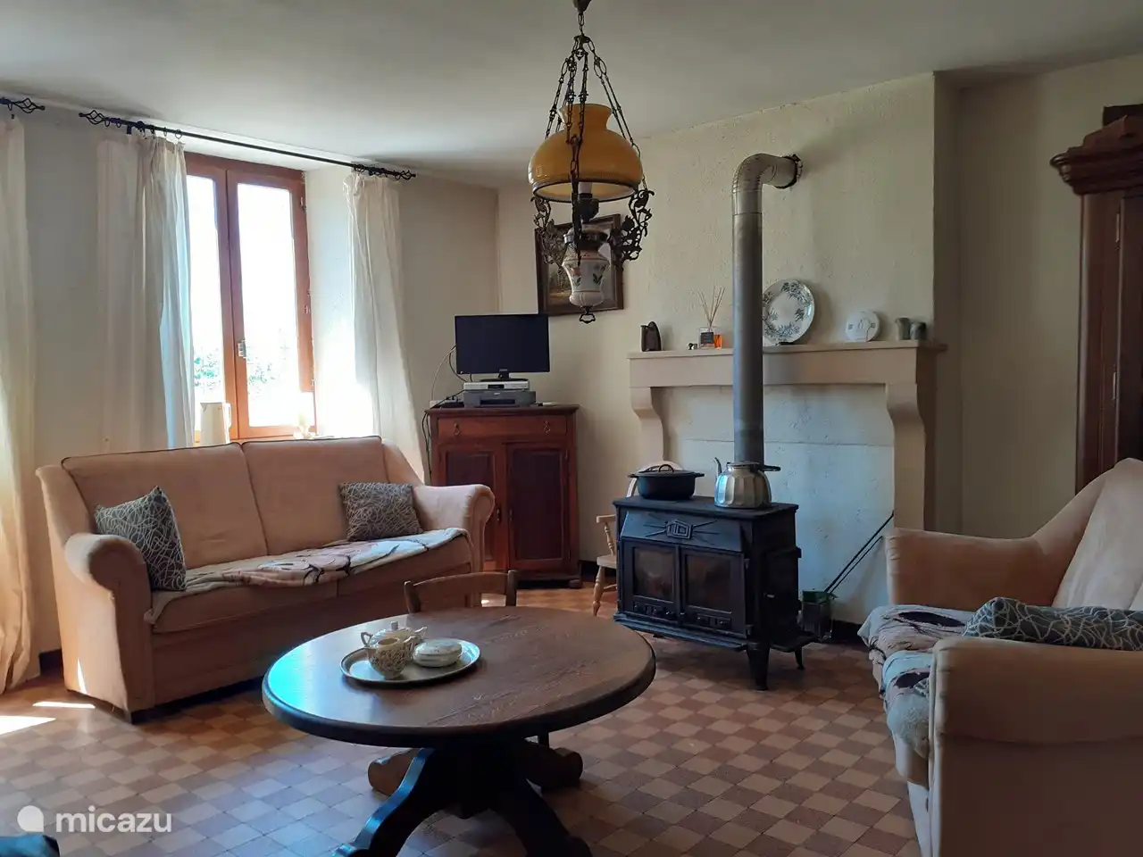 Wohnzimmer mit Holzofen