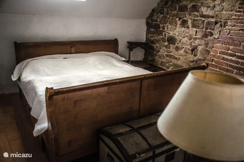 Schlafzimmer mit geräumigem Doppelbett und Einbauschrank