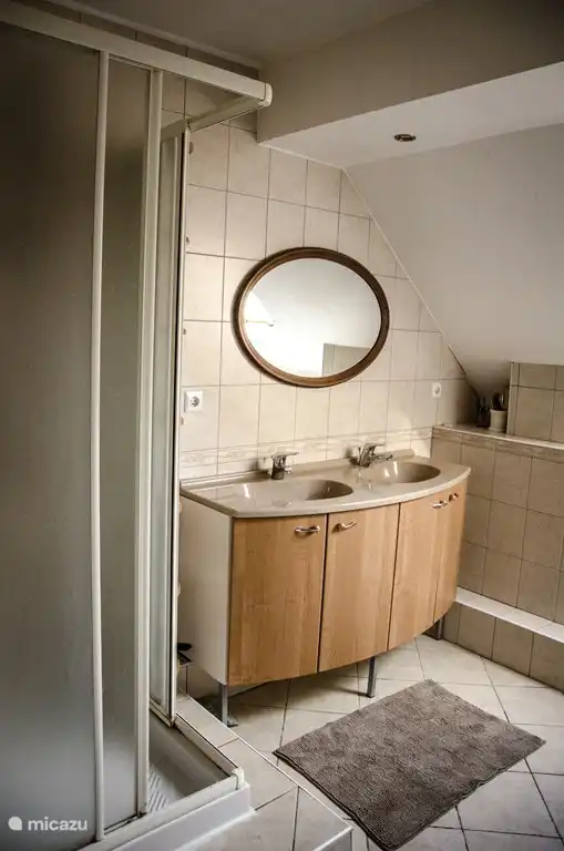Badezimmer im Obergeschoss mit Dusche, Doppelwaschbecken und WC